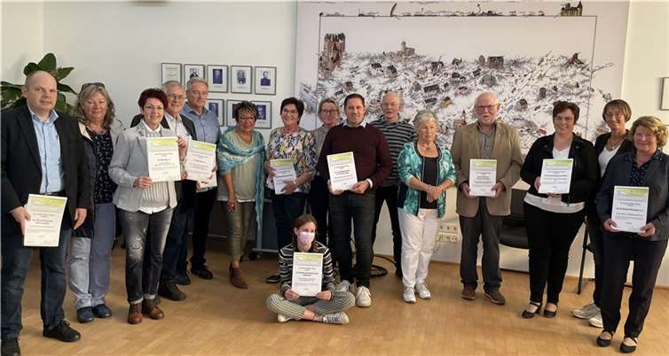 Die Gewinner des Wettbewerbs „Gute Ideen für ein gemeinsames, statt einsames Leben im Landkreis Mayen-Koblenz“ sind jüngst von Landrat Dr. Alexander Saftig im Ratssaal in Polch ausgezeichnet worden. Foto: Kreisverwaltung Mayen-Koblenz