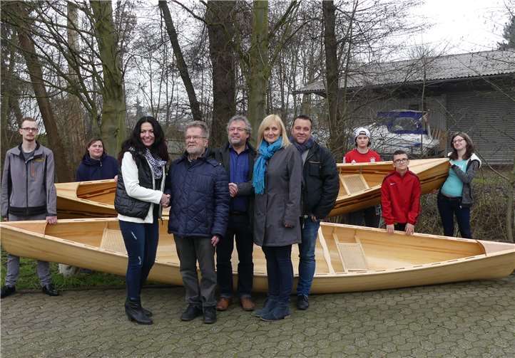 Die Gewinner erhielten jeweils ein 5,40 Meter langes Holzkanu. Informa