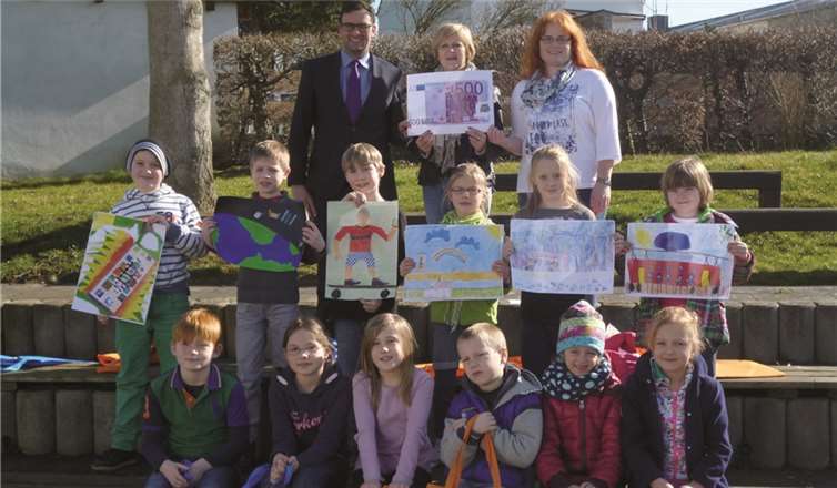 Die Gewinner freuen sich mit Geschäftsstellenleiter Florian Lanzrath, Konrektorin Jutta Danylow und Bankmitarbeiterin Sandra Wexel über ihren Sieg. privat