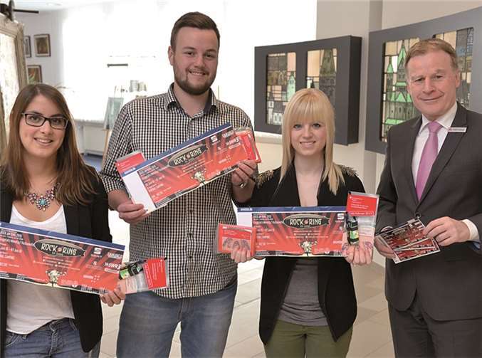Die Gewinner konnten sich über jeweils eine Eintrittskarte für Rock am Ring 2015 freuen (v.l.): Yasmin Kamps, Koblenz; Tobias Kaiser, Mayen; Louisa Hehl, Mendig und Vorstandsvorsitzender Peter Schaaf. privat