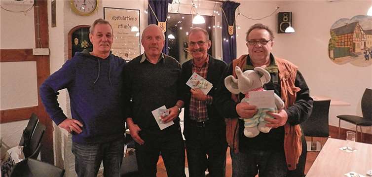 Die Gewinner mit Organisator Dieter Bückmann. privat