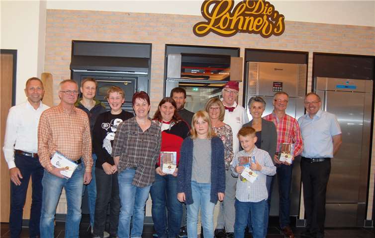 Die Gewinner stellten sich mit Helmut Moll (links), Geschäftsführer Verwaltung und Verkauf, Jürgen Lamparter (rechts), Geschäftsführer Produktion, und Event-Bäcker Alfred Haupt (hinten mit Mütze) zum Erinnerungsfoto auf. SK