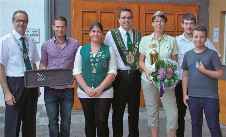 Die Gewinner (v.l.): Brudermeister und Scheibenkönig Günter Gersabeck; Gewinner der Königsallee, Steven Ternes; Jungschützenprinzessin Lara Ackermann; Vogelkönig Thomas Leyendecker mit Königin Ruth Degen-Leyendecker /, Siegerin Blattelschießen; Schießmeister Mathias Schneider; Schülerprinz Tim Motzel. privat