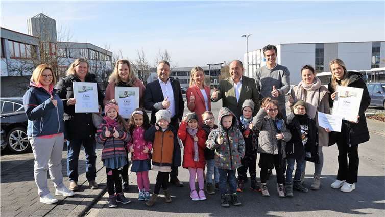 Die Gewinner waren sichtlich erfreut, dass die Karl-Hack-Stiftung ihre Einrichtungen unterstützt.  Foto: VG Rengsdorf-Waldbreitbach