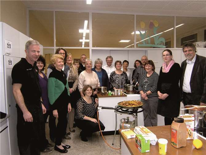 Die Gewinner waren so begeistert, dass sie gleich selbst beim spanischen Menü mitkochten. privat