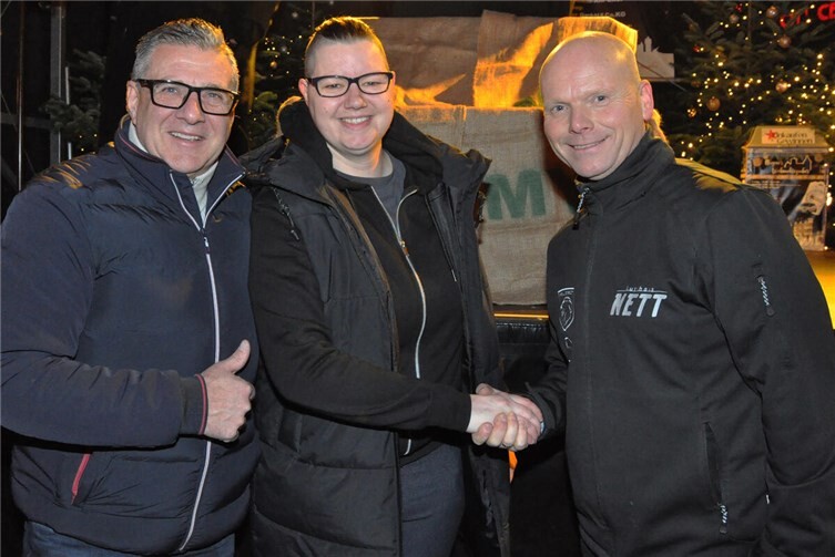 Die Gewinnerin Annika Schmidtchen wird von Jürgen Nett und seinem Mitarbeiter begrüßt.Fotos: BS