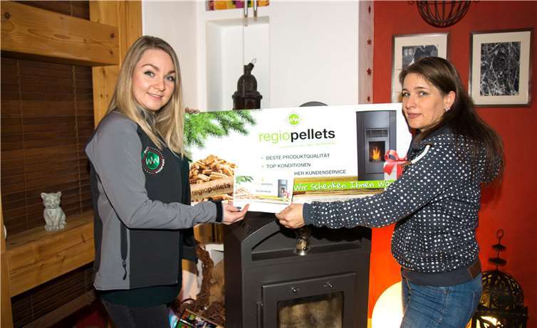 Die Gewinnerin Frau Moog (re.) aus Königsfeld freut sich über ihren Gewinn. privat