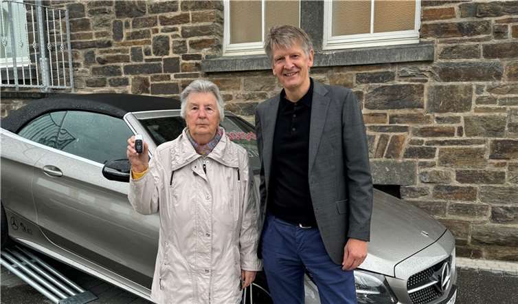 Die Gewinnerin des Auto-Jackpot mit Thomas Salinger, Spieltechnischer Direktor der Spielbank Bad Neuenahr.  Foto: Spielbank Bad Neuenahr