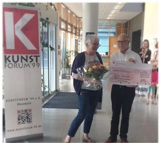 Die Gewinnerin des Publikumspreises Erika Hirsch mit dem Vorsitzenden des Kunstforum ´99 Prof. Dr. Gerd Wiendieck.privat