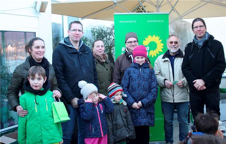 Die Gewinnerin und die beiden Gewinner der Verlosung mit den Kripper Grünen und der kleinen männlichen Glücksfee (bunte Mütze in der Mitte). Foto: privat
