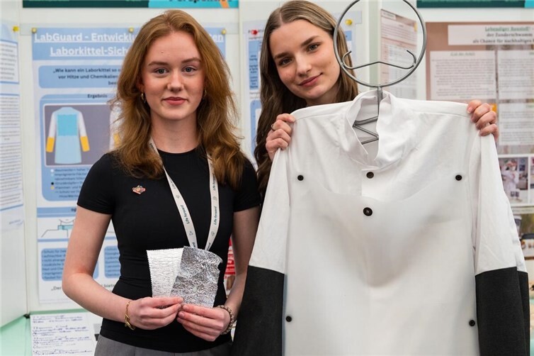 Die Gewinnerinnen Emilia Schäfer und Lilli Wambach mit ihrem Projekt LabGuard