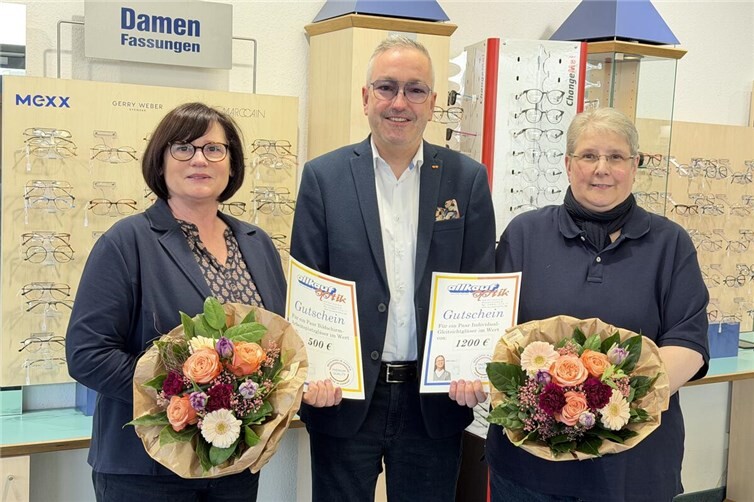 Die Gewinnerinnen Marion Cohnen und Petra Drefs mit Rene Knie, Gebietsverkaufsleiter MPG Optische Werke aus Glücksburg.Fotos: privat