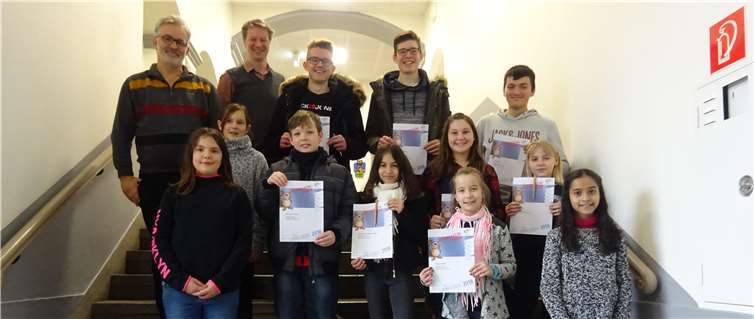 Die Gewinnerinnen und Gewinner der ersten und zweiten Plätze zusammen mit dem Schulleiter, Helmut Zender, und dem Fachkonferenzleiter für Informatik, Martin Jakobs. Foto: privat