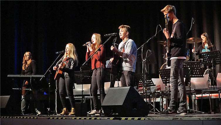 Die Gewinnerinnen und Gewinner des Sonderpreises: Die Band „Closet Next Door“ bei der Performance ihres selbstkomponierten Song mit dem Titel „Erinnerung“.
