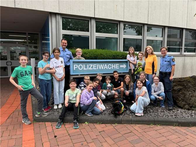 Die Gewinnerklasse der Pestalozzi Grundschule besucht das Polizeipräsidium. Foto: Polizeipräsidium Koblenz