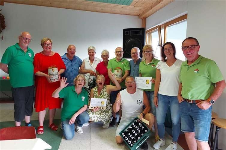 Die Gewinnermannschaften „Blutmond“ (1.Platz), „Naturfreunde Leutesdorf“ (2.Platz) und „Die Hoffnungsvollen“ (3.Platz) mit dem Vorsitzenden der Schützenbruderschaft Leutesdorf (Torsten Kerres, links).Foto: Ellen und Joachim Schimikowski