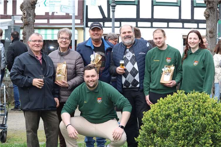 Die Gewinnerteams des Boule-Turniers mit den Vorsitzenden.  Fotos: privat