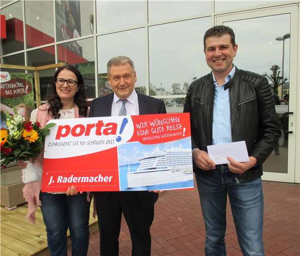 Die Gewinnübergabe: v.l.n.r.: Annamaria Radermacher, Porta-Geschäftsleiter Heinz Peters und Hauptpreisgewinner Jürgen Radermacher. Foto: Dorothee Ohlberger