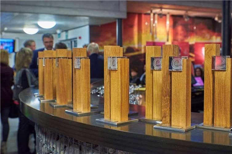Die Gewinnung, Bindung und Weiterentwicklung von Fachkräften ist eines der wichtigsten Zukunftsthemen hiesiger Unternehmen. Mit dem Eifel-Award 2022 zeichnet die Zukunftsinitiative Eifel Betriebe aus, die sich mit Engagement und Einfallsreichtum dieser wichtigen Zukunftsaufgabe stellen. Foto: Petra Grebe