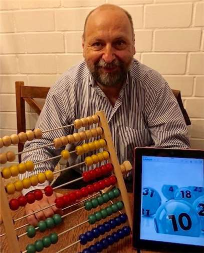 Die Gewinnzahlen des Lions-Adventskalenders werden gespannt erwartet. Die Ziehung erfolgt durch ein kompliziertes Computerprogramm unter notarieller Aufsicht, bestätigt Prof. Uwe Hansen, Vorsitzender des Lions Förderverein Remagen-Unkel („Die Brücke von Remagen“) e.V. LC Remagen