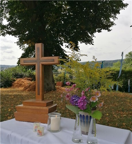 Die Gewitter hatten sich gerade rechtzeitig verzogen, sodass sich die Gemeinde zum Gottesdienst am letzten Sonntag im Freien versammeln konnte.Fotos: privat