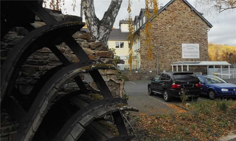 Die Giebelseite der Tagesklinik Ehrenwall heute mit dem originalen Mühlrad im Vordergrund. Werner Schüller