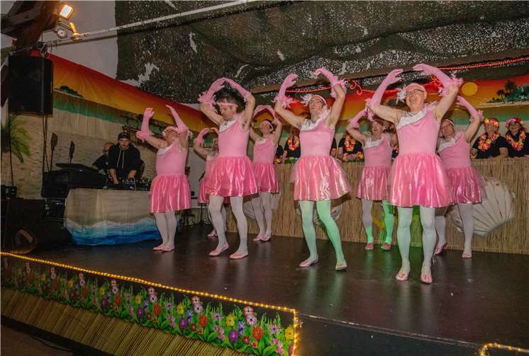 Die Gimmersdorfer feierten das Männerballett aus Birresdorf.Fotos: CEW