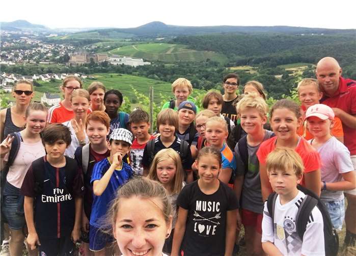 Action mit Spiel, Sport und jeder Menge Spaß Die Gipfelstürmer genießen einen Panoramablick über das Ahrtal.