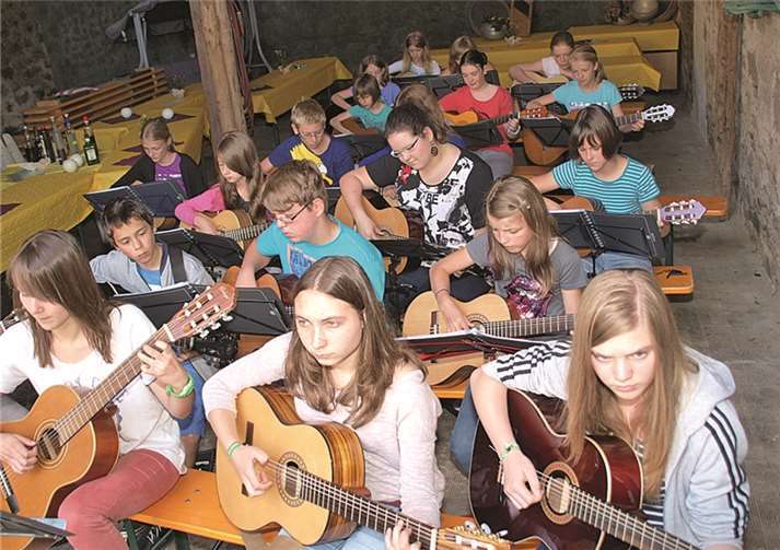 Die „Gitarrengruppe Ingrid Jülich“ hatte es sich in einer Scheune des Hofes „Leo Bender“ gemütlich gemacht und brachten musikalische Klänge in die Klöppelsgasse.