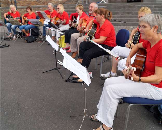 Die Gitarrengruppe Müden unterhieltauf dem Kirchenvorplatz die vielen Besucher mit Volksliedern.