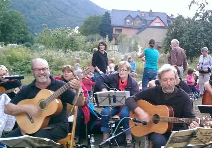 Die Gitarrengruppe der Chorgemeinschaft Müden unterstützte die zahlreichen Sängerinnen und Sänger musikalisch.privat