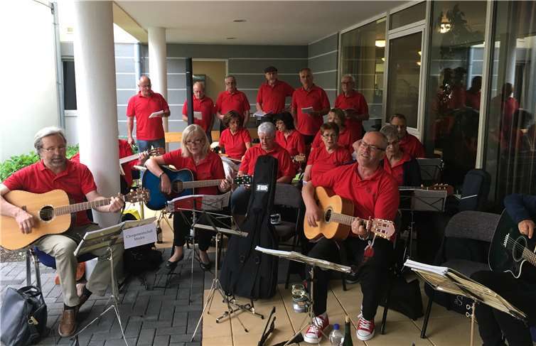 Die Gitarrengruppe der Chorgemeinschaft Müden in Aktion. privat