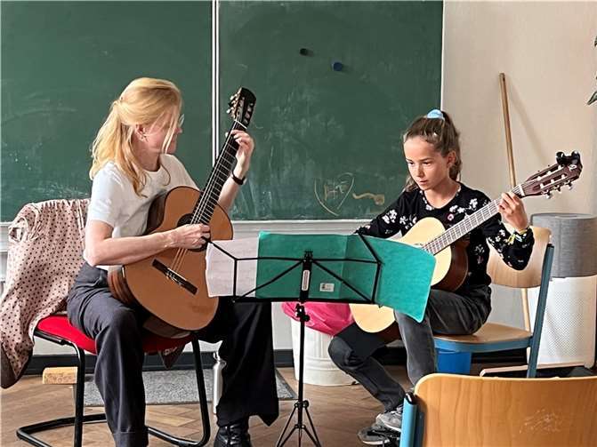 Die Gitarrenschülerin Juna Bäcker war zu Gast beim Hamburger Gitarrenfestival und wurde durch Dozentin Prof. Dr. Eva Beneke unterrichtet.Foto: Pressestelle der Kreisverwaltung