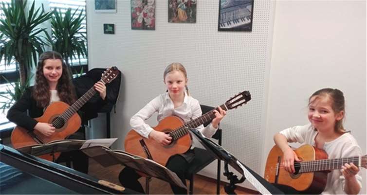 Die Gitarristinnen Katrin Kockelmann, Lorena Moskopp und Johanna Wesemann stellten ihr Können beim Landeswettbewerb „Jugend musiziert“ unter Beweis. privat