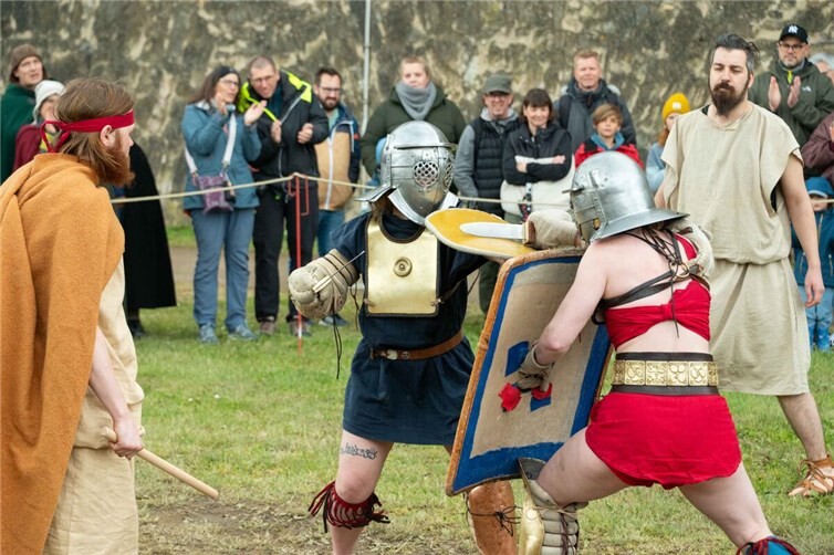 Die Gladiatorengruppe „Amor Mortis“ demonstriert römische Kampfkunst. Foto: SCH