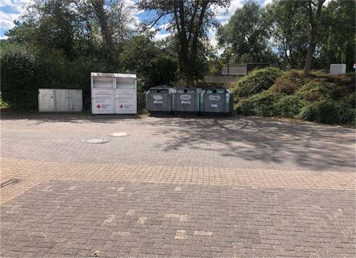 Die Glascontainer sind jetzt neben den Kleidercontainern zu finden. Foto: privat