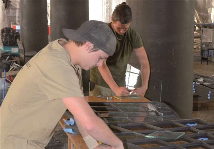 Die Glaserarbeiten kommen gut voran.