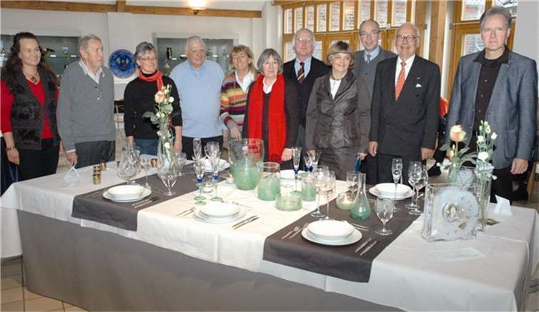 Die Glasveredler vor einer festlich geschmückten Tafel. RFW