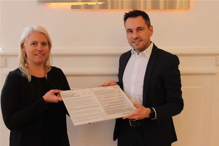 Die Gleichstellungsbeauftragte Meike Baumann und Oberbürgermeister David Langner. Foto: Stadt Koblenz/T. Knaak