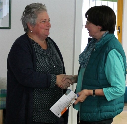 Die Gleichstellungsbeauftragte der Verbandsgemeindeverwaltung Puderbach, Ute Starrmann (re.) mit Doris Flick.privat