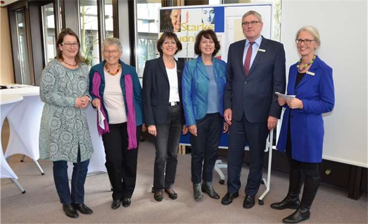 Die Gleichstellungsbeauftragte (v.r.) Brigitta Lindemann, Landrat Sebastian Schuster, und dann die ehemaligen Gleichstellungsbeauftragten Kreisdirektorin a.D. Monika Lohr, Kreisdirektorin Annerose Heinze, Irmgard Schillo und Judith Schiementz.privat