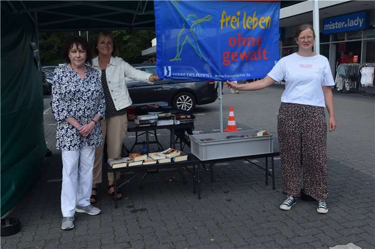 Die Gleichstellungsbeauftragten Birgit Musubahu (VG Puderbach) und Andrea Frorath (VG Dierdorf) sowie Rebecca Eckart (Vorgängerin von Birgit Musubahu) am Stand in Dierdorf. Quelle: VG Puderbach