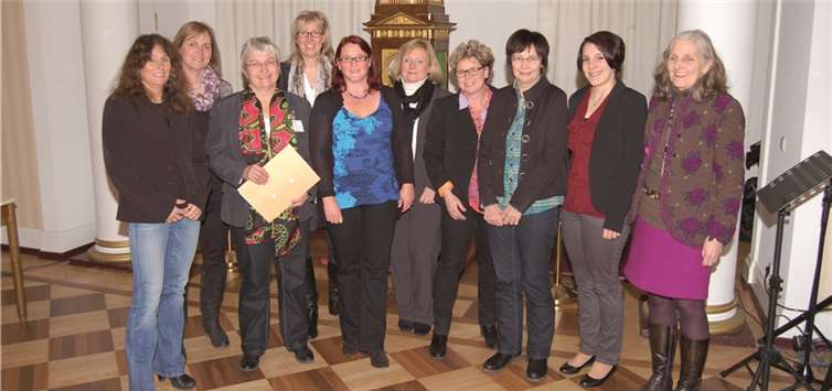 Die Gleichstellungsbeauftragten hatten zu einem bissigen Jahresrückblick eingeladen: (V.l.) Astrid Thol, Andrea Frorath, Doris Eyl-Müller, Kabarettistin Anny Hartmann, Monika Edling, Sandra Thannhäuser, Ute Starrmann, Bianca Theisen und Monika Kukla.  privat