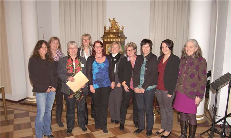 Die Gleichstellungsbeauftragten hatten zu einem bissigen Jahresrückblick eingeladen: (V.l.) Astrid Thol, Andrea Frorath, Doris Eyl-Müller, Kabarettistin Anny Hartmann, Monika Edling, Sandra Thannhäuser, Ute Starrmann, Bianca Theisen und Monika Kukla.  privat
