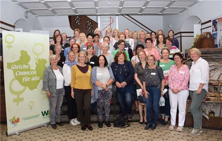 Die Gleichstellungsbeauftragten und Referentin mit den Ratsfrauen, die das Treffen für einen regen Austausch über die Parteigrenzen hinweg nutzten. Baugebiete, Beitragsrecht, Straßenbeleuchtung oder Kindertagesstätten sind Themen, die bei jeder Gemeinde über kurz oder lang auf der Tagesordnung stehen.Foto: Kreisverwaltung