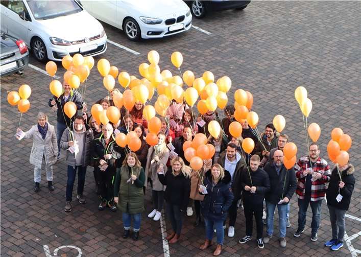 Die Gleichstellungsstelle der Verbandsgemeindeverwaltung Wirges hat eine Aktion durchgeführt, bei der die Bediensteten der Verwaltung 99 orangefarbene Luftballons in die Luft aufsteigen ließen. Foto: privat