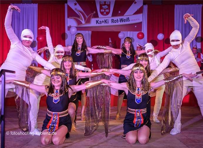 Die Glimmer Girls machten mit Ihrem fetzigen Tanz „Kleopatra“ beste Stimmung im Saal.Fotos: fotoshooting-koblenz.de