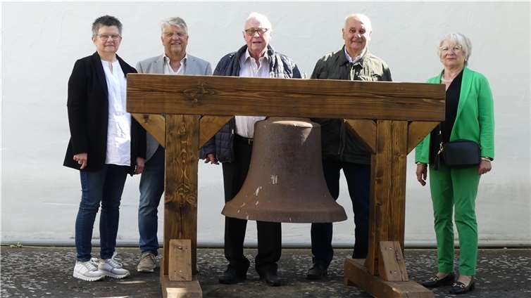 Die Glocke wurde neben dem Glockenturm aufgestellt.  Foto: privat