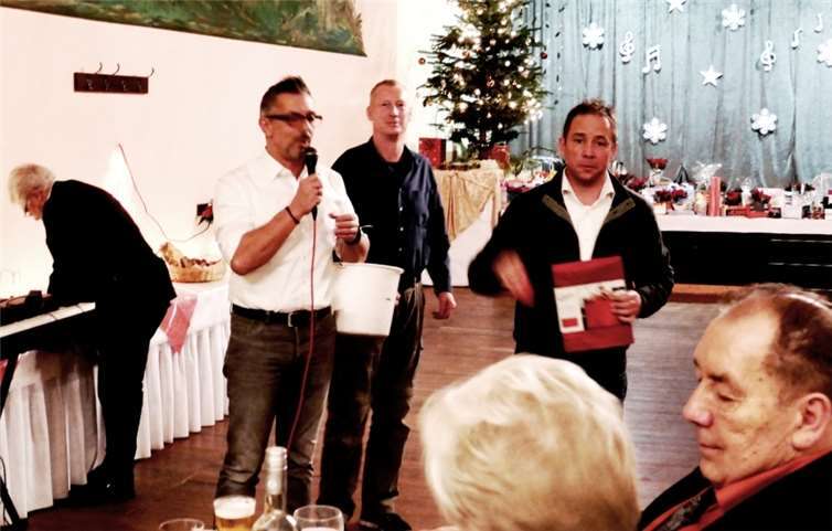 Die Glücksbringer Udo, Guido und Matthias bei der Verlosung.