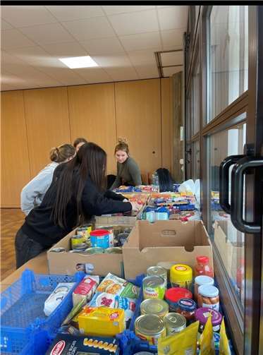 Die „Glücksritter“ unterstützen auch die örtliche Tafel in Münstermaifeld mit Lebensmittelspenden.  Foto: KuBa